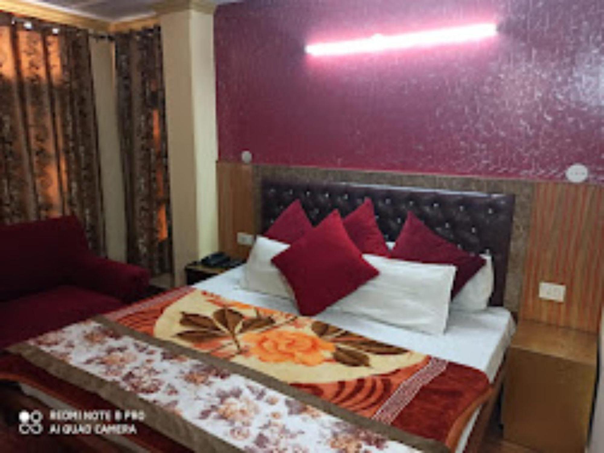 שימלה Hotel King Palace - Nature-Valley-Luxury-Room - Prime Location With Parking Facilities מראה חיצוני תמונה